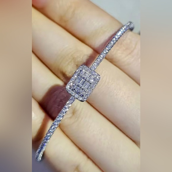 COPY - ⭐️Gorgeous Elegant Bangle Bracelet with Shiny Zircon Decoration - Picture 2 of 4
